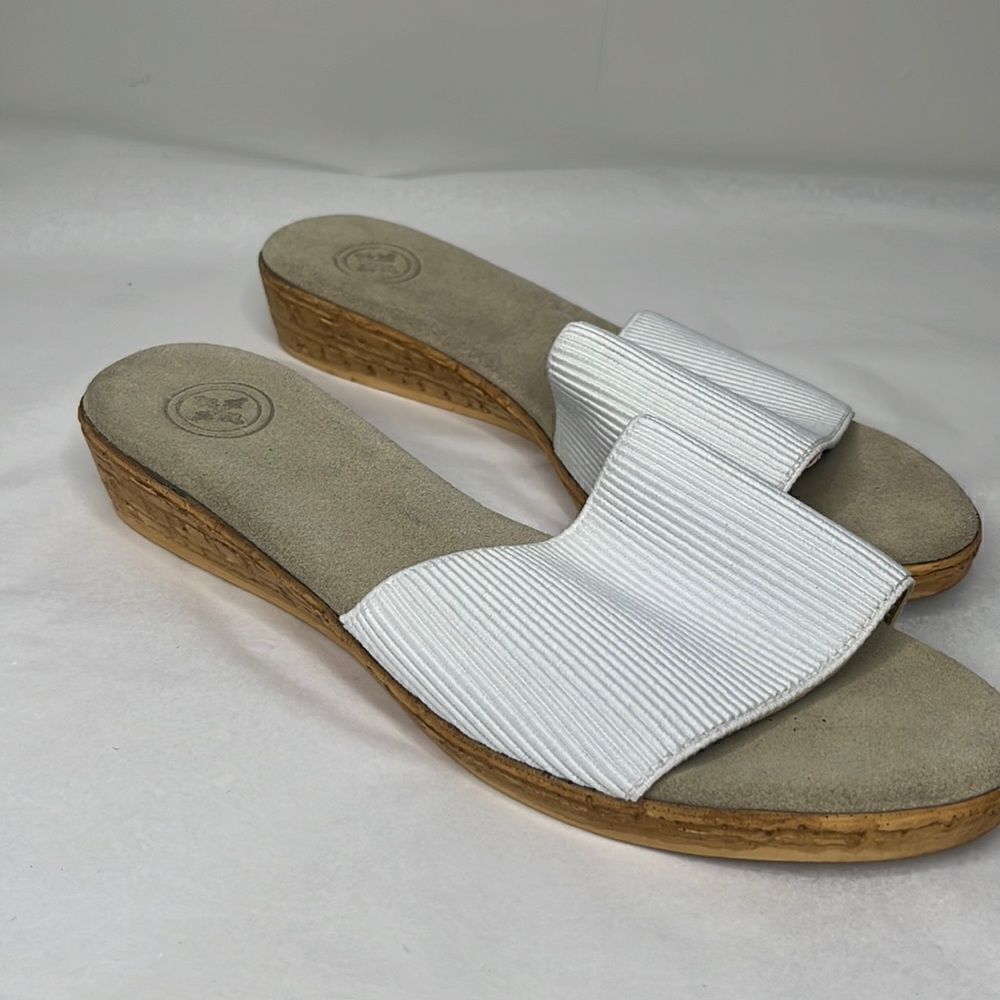 Women’s Size 9 Flat White & Tan Sandal